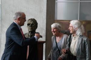 Burgemeester Aboutaleb onthult borstbeeld van Wim Thomassen