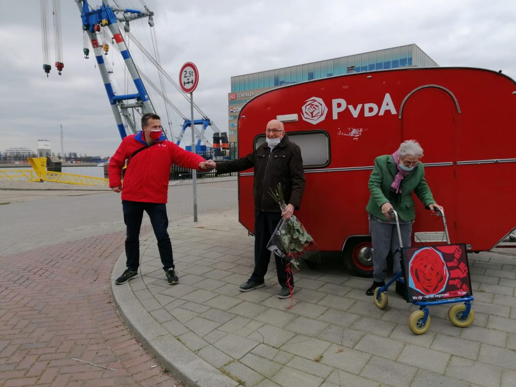 Speciaal moment! Evert van der Schee, 89 jaar en 65 jaar lid van de PvdA wordt in het zonnetje gezet!